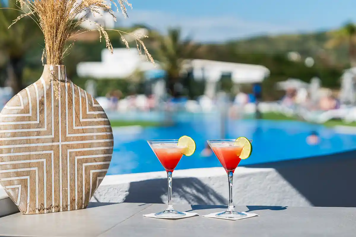 Vistas Pool Bar Fergus Club Carema Splash