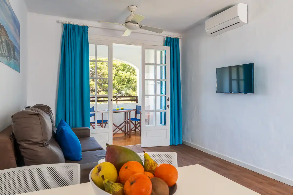 Salón TV Apartamento 1 habitación vista mar Fergus Club Carema Splash