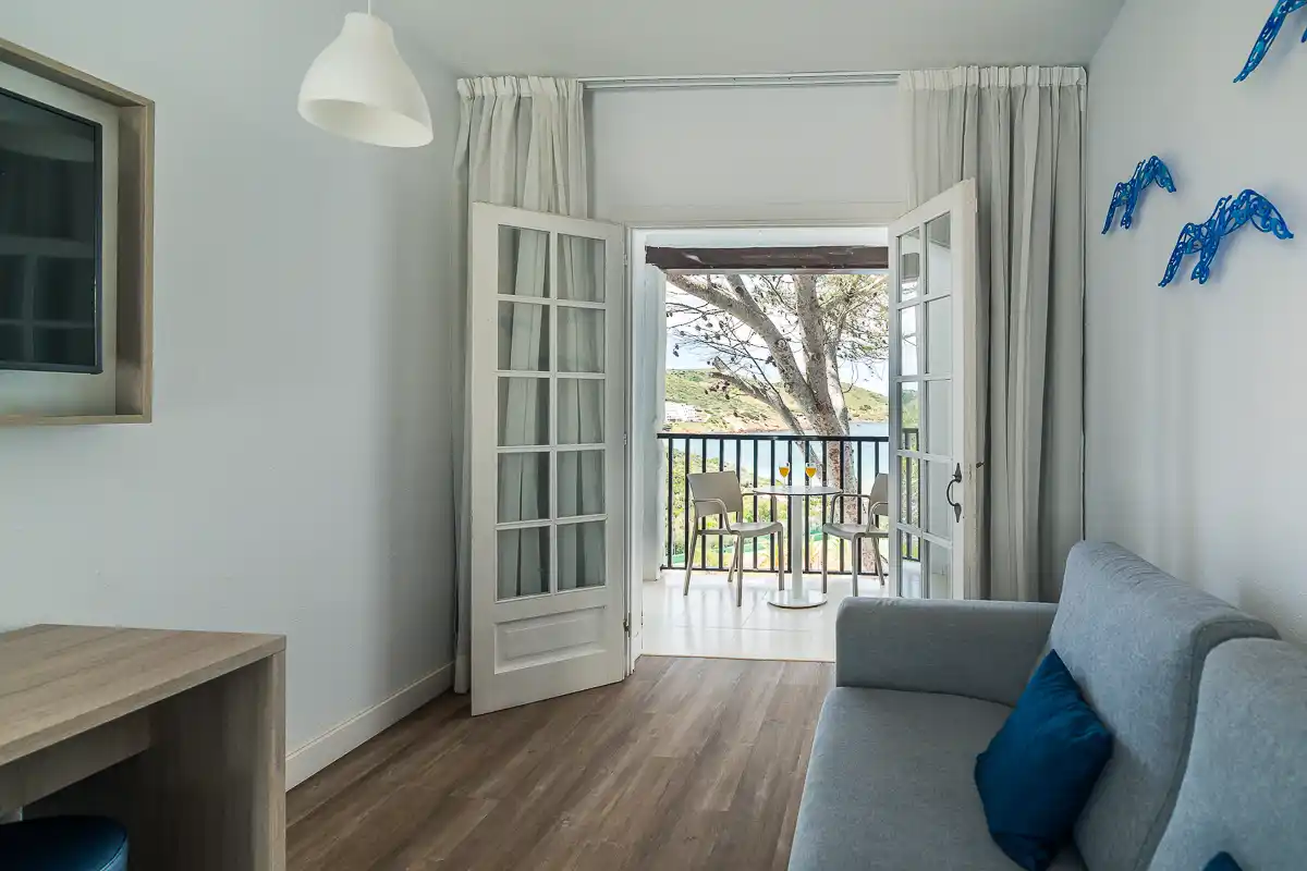 One-Bedroom Superior Apartment Side Sea View  Fergus Club Carema Splash