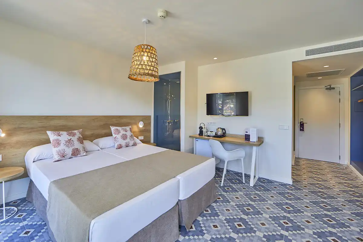 Lateral Habitación Doble Magnus Style Jacuzzi Fergus Club Europa