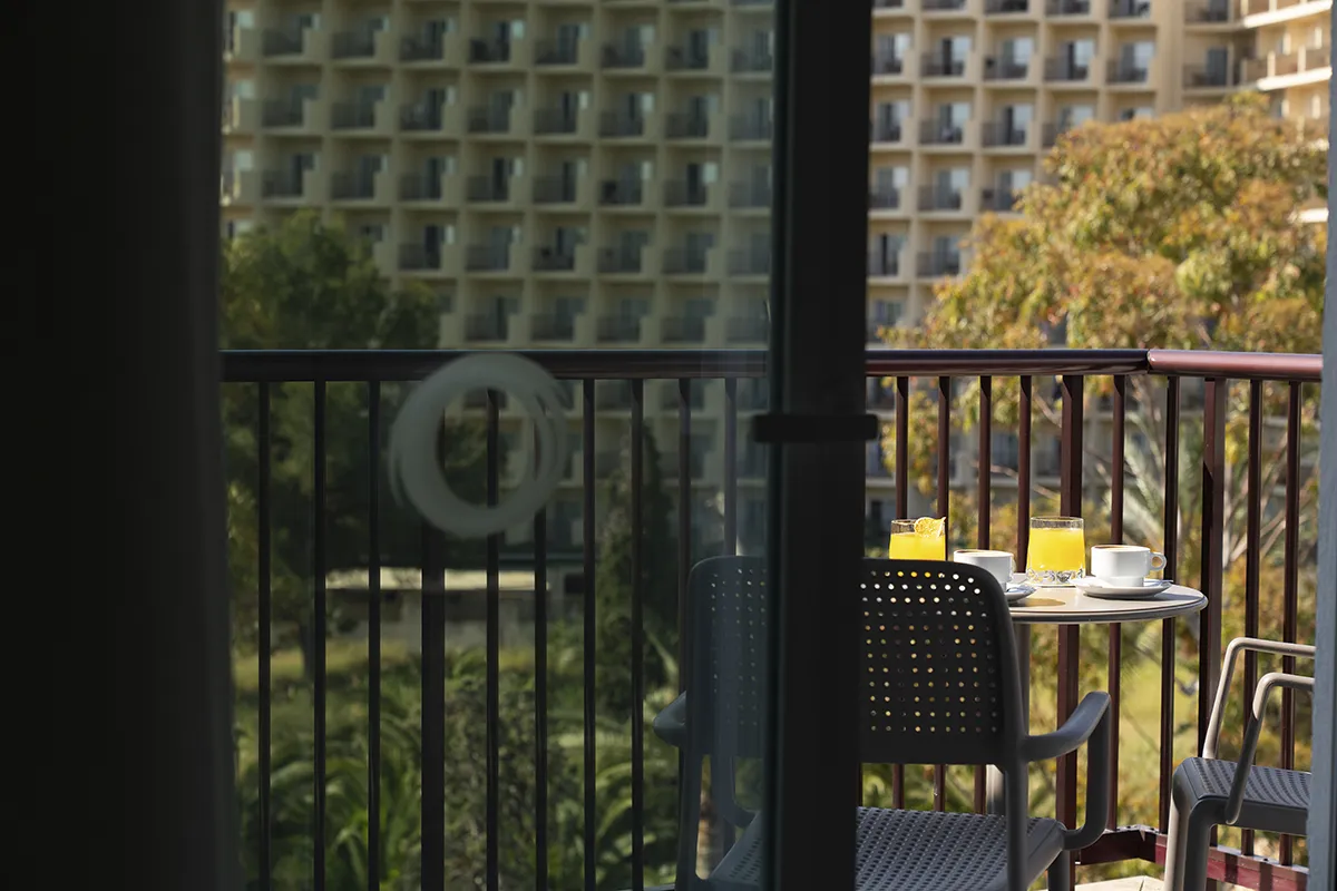 Terraza de la Habitació Doble Magnus con piscina decoración moderna del Fergus Bermudas