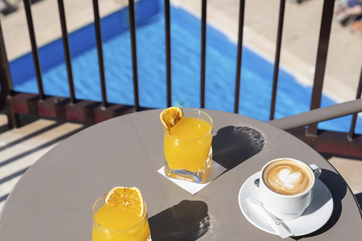 Vistas desde la terraza en la Habitació Doble Magnus con piscina decoración moderna del Fergus Bermudas