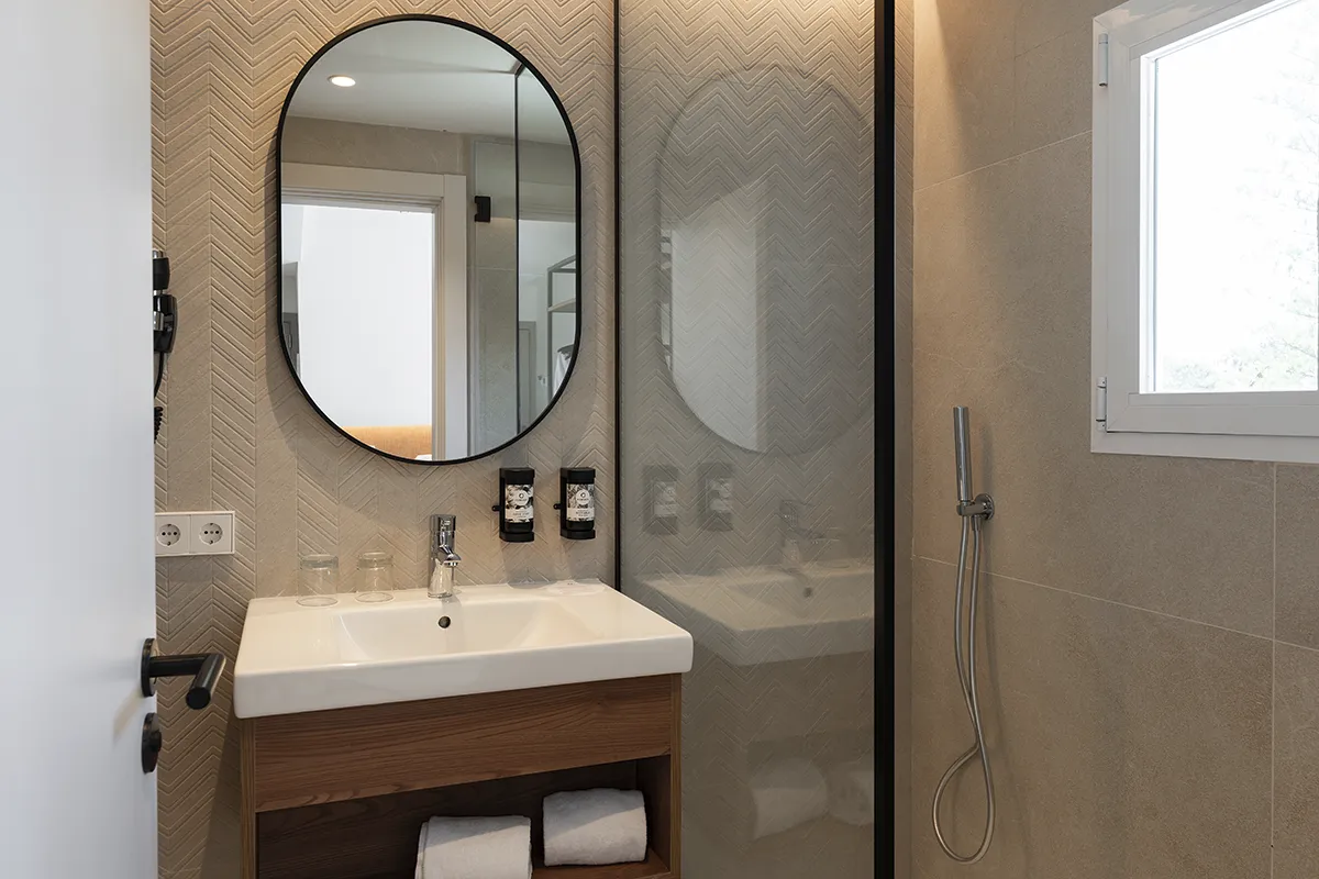 Moderno baño con ducha  en la habitació Doble Magnus con piscina decoración moderna del Fergus Bermudas