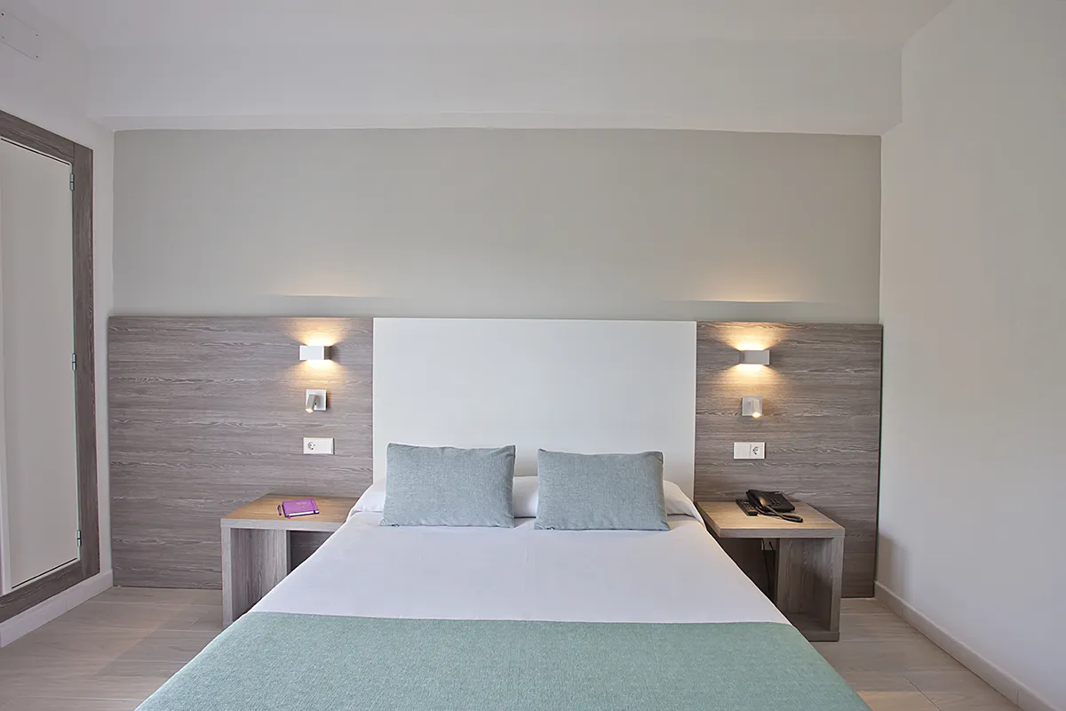 Confortable cama en la habitación Doble vista piscina del Fergus Bermudas