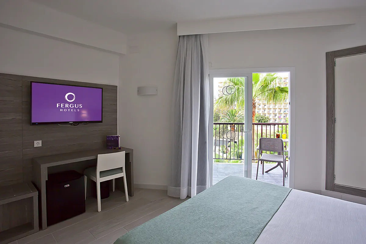 Escritorio en la habitación Doble vista piscina del Fergus Bermudas