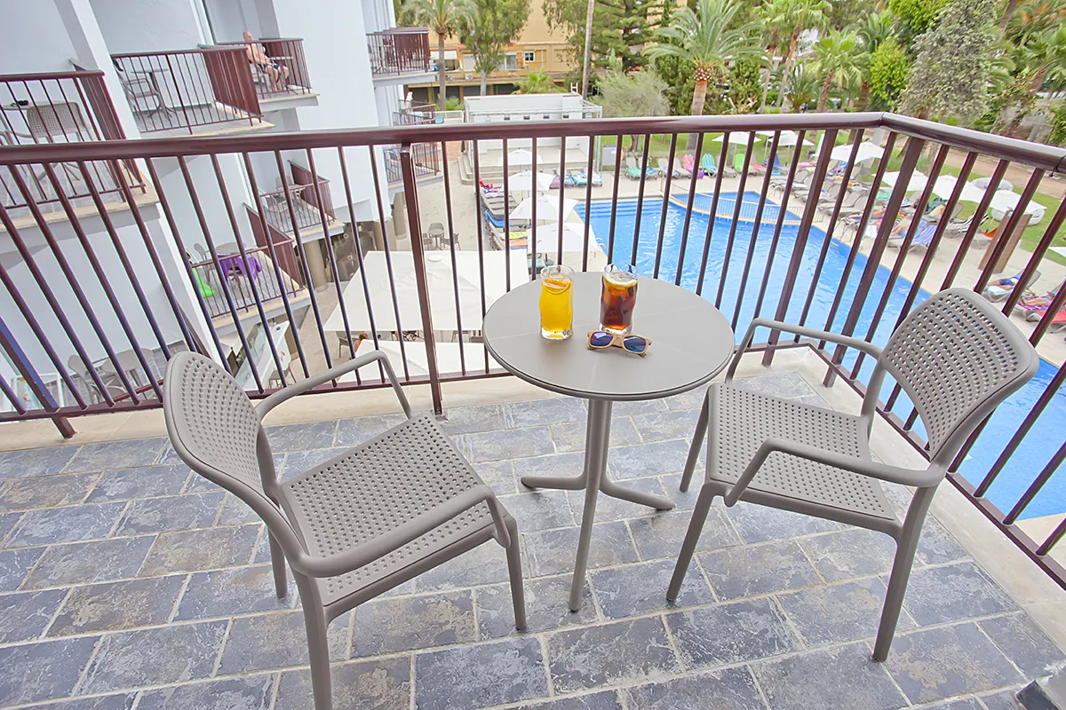 Agradable terraza en la habitación Doble vista piscina del Fergus Bermudas