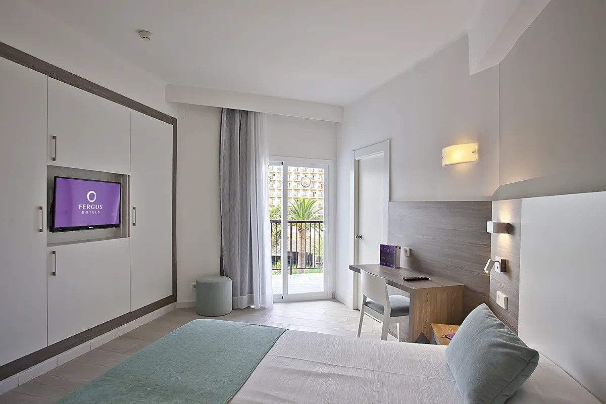 Equipada con televisión y balcón la habitación Doble del Fergus Bermudas