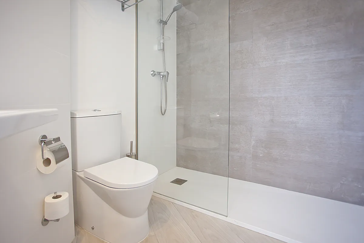 Cuarto de baño funcional con ducha en la habitación Doble del Fergus Bermudas