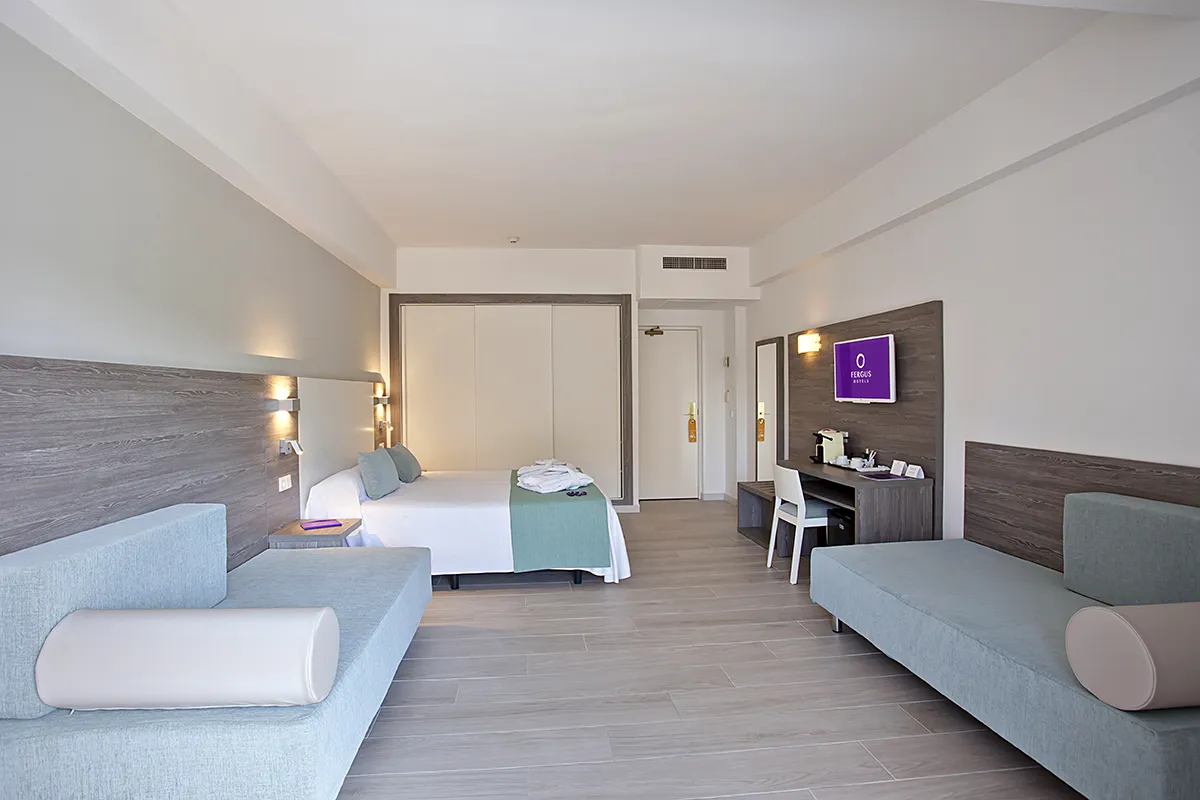 dos amplios sofás en la Junior Suite vista piscina del Fergus Bermudas