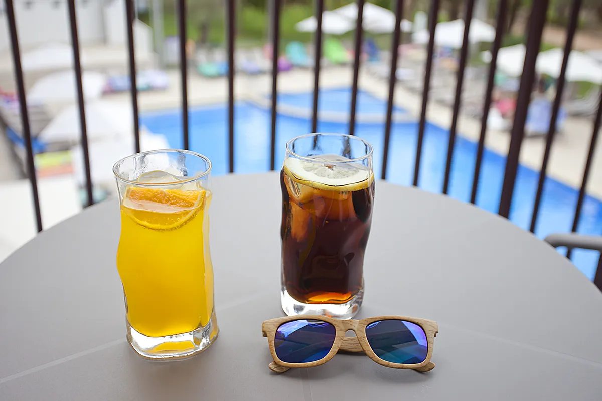 Amplio balcón amueblado en la Junior Suite con vistas a la piscina Fergus Bermudas