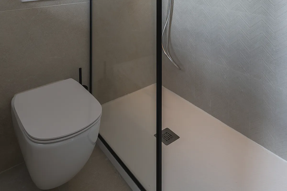 Cuarto de baño con ducha en la Suite Magnus del Fergus Bermudas