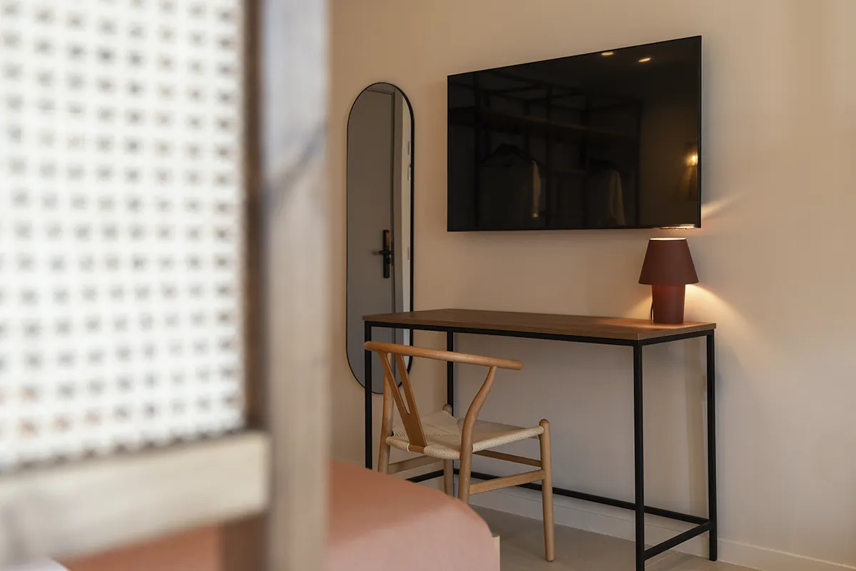 Zona de escritorio y televisión en la Suite Magnus del Fergus Bermudas