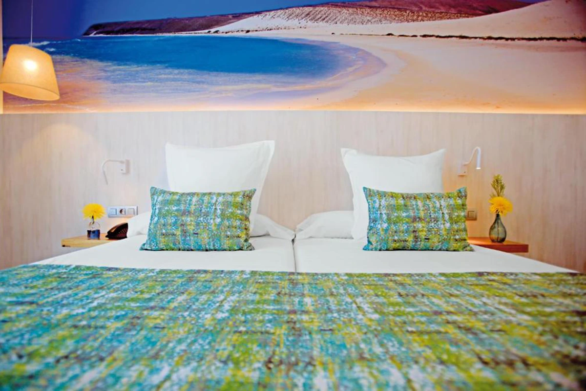 Cama Junior Suite Vista Mar Lateral Fergus Cactus Garden