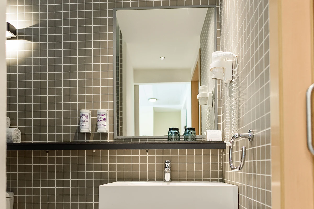 Baño Habitación Doble Vista Mar Parcial Baño Habitación Doble Vista Mar Parcial Fergus Cap Roig