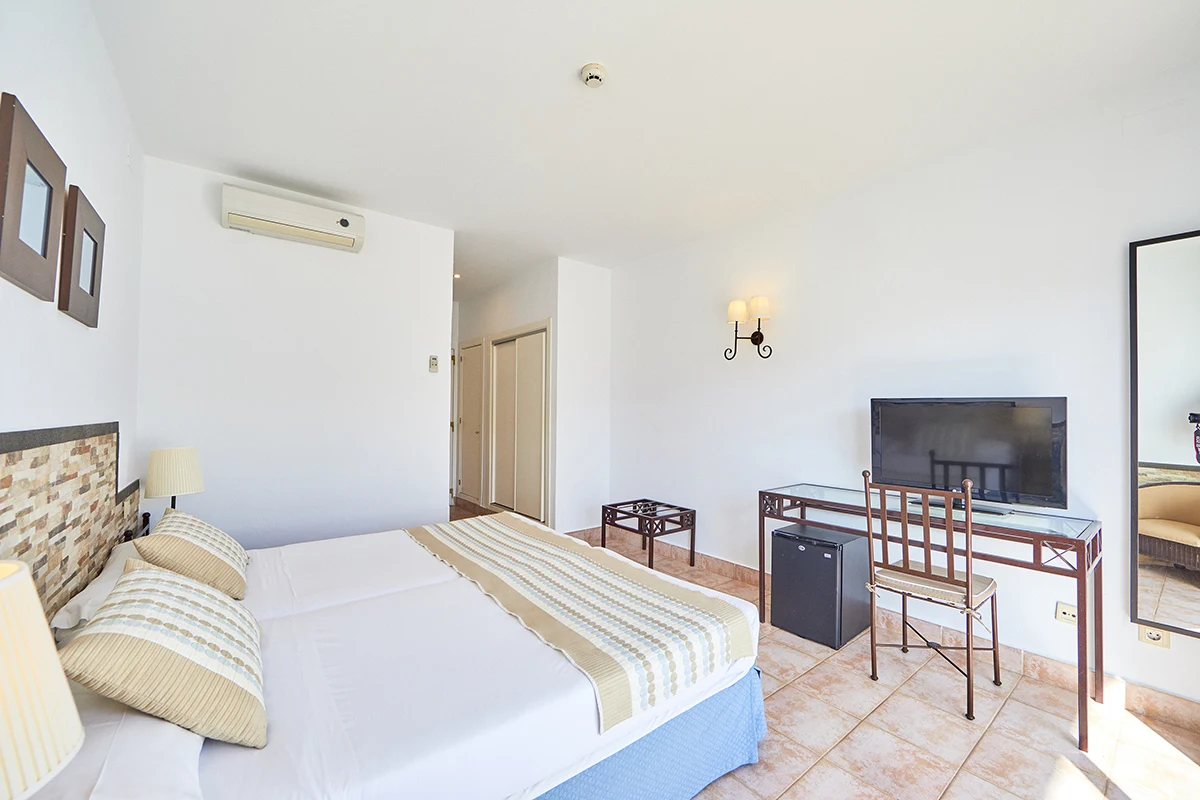 Zona de escritorio y televisión Zona de escritorio y televisión la habitacion Doble Estándard Fergus Conil Park