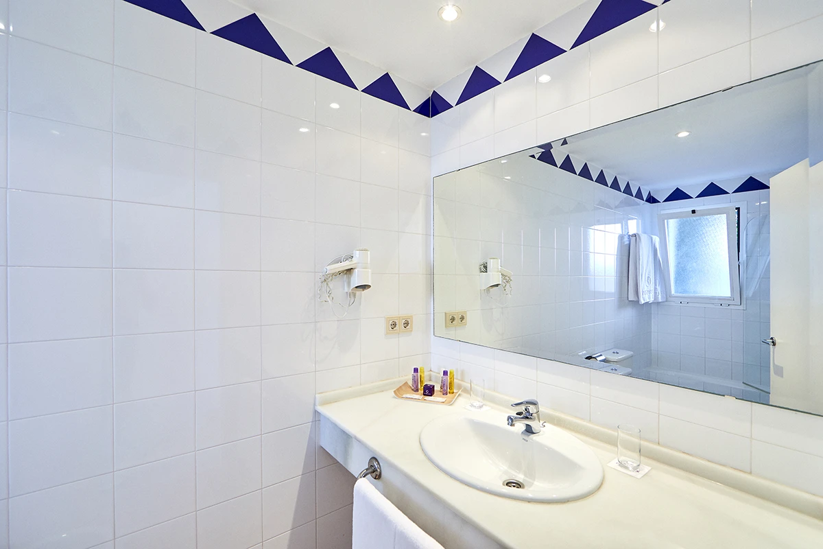 Cuarto de baño equipado Lavabo en la habitación doble promo Fergus Conil Park