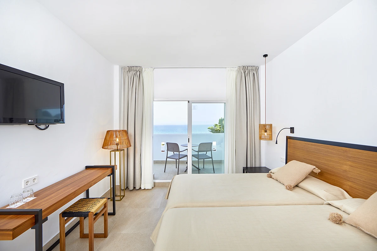 Escritorio y televisión Escritorio y televisión frente a la cama de la habitacion Doble Style vista al mar Fergus Conil Park