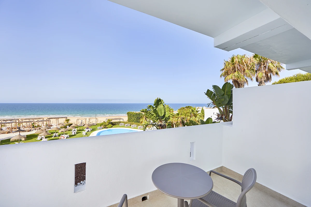 balcón amueblado Pequeña terraza equipada en la habitacion Doble Style vista al mar Fergus Conil Park