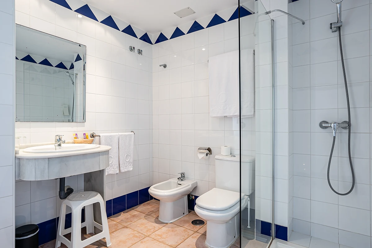 Cuarto de baño completo Cuarto de baño completo con ducha Duplex vista al mar Fergus Conil Park