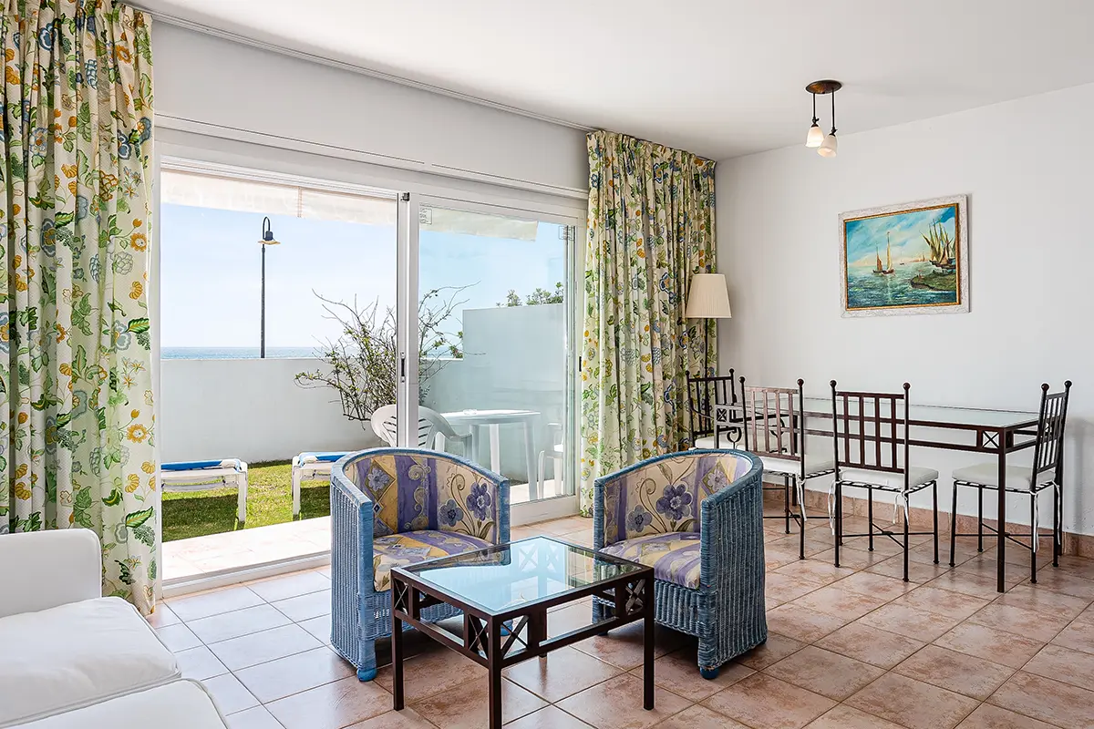 Salón comedor Salón con acceso a la terraza Duplex vista al mar Fergus Conil Park
