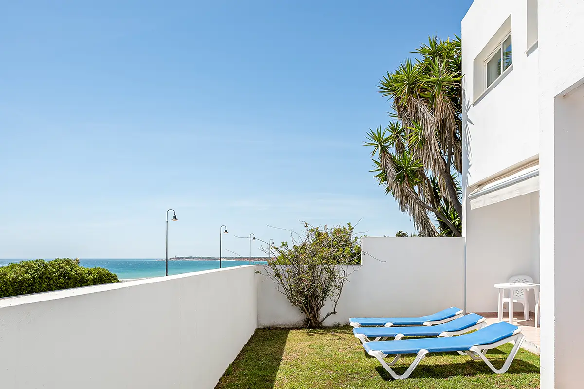 jardín con tumbonas Terraza con tumbonas y cesped Duplex vista al mar Fergus Conil Park