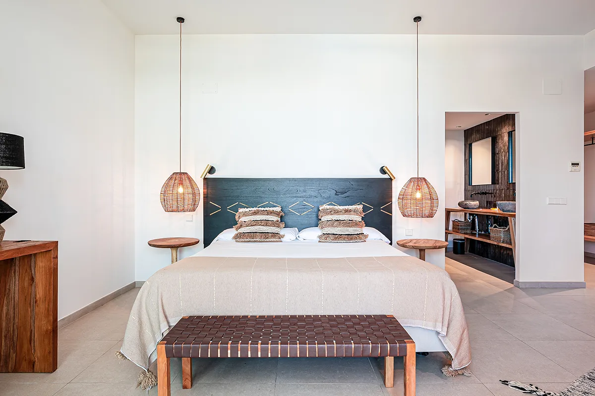 Amplia Cama Amplia cama y bonita lamparas en Junior Suite vista al mar Fergus Conil Park