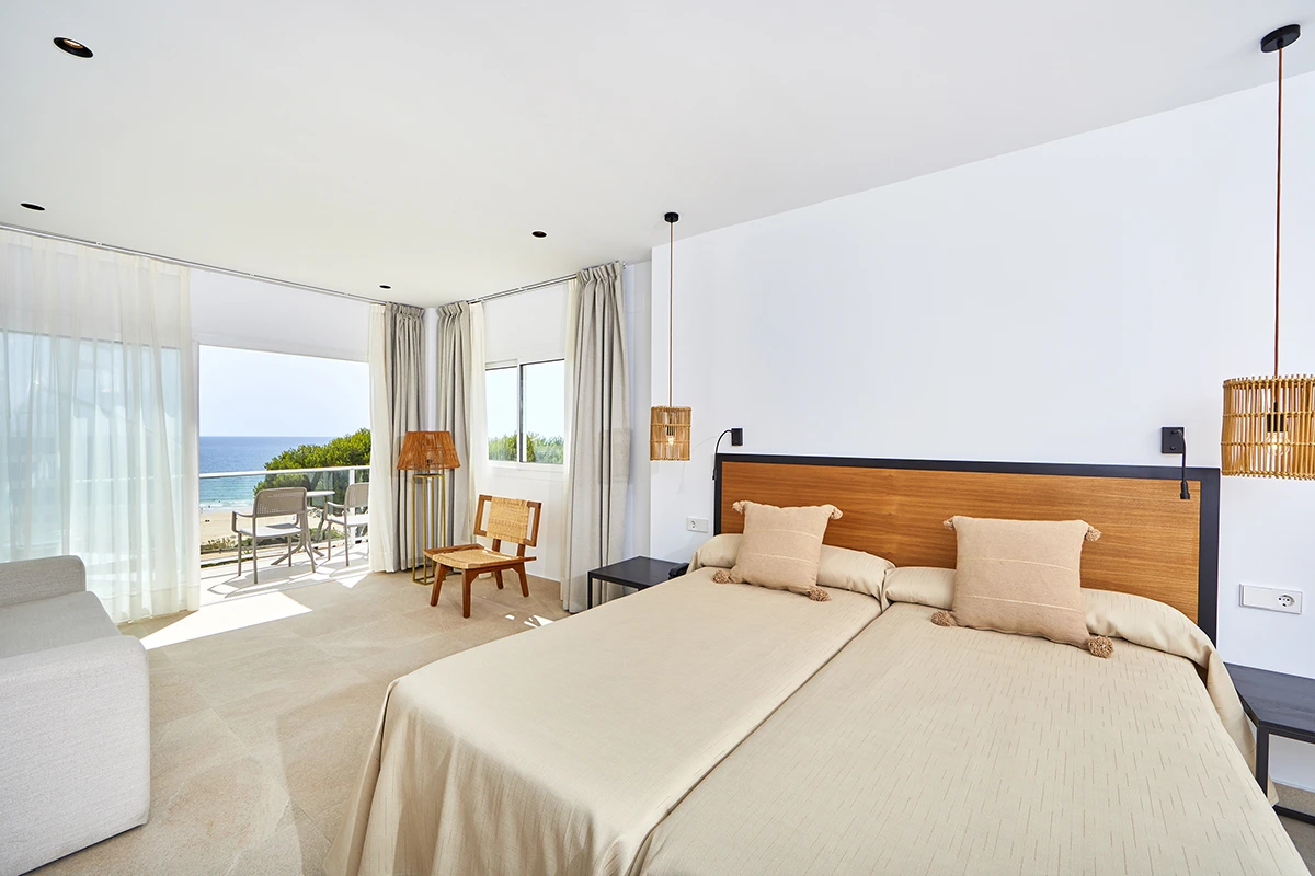 Camas twin Camas twin y vistas al mar desde la terraza Junior Suite vista al mar Fergus Conil Park