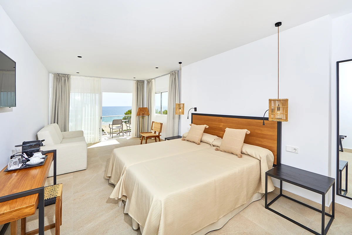 Vista general de la Junior Suite Vista general de una de las habitaciones Junior Suite vista al mar Fergus Conil Park