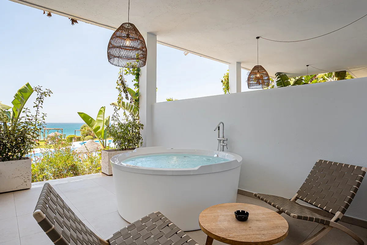 Terraza con vistas y Terraza amueblada y con jacuzzi en la Junior Suite vista al mar Fergus Conil Park
