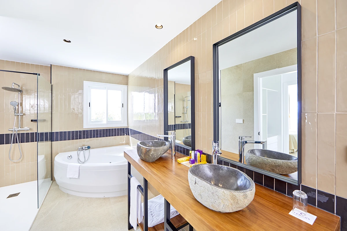 Cuarto de baño estiloso Elegante y moderno cuarto de baño en la Junior Suite vista al mar Fergus Conil Park