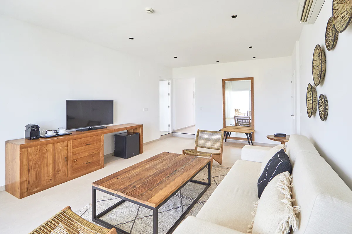 Salón con sofa y televisión Salón equipado de la Master Suite Fergus Conil Park