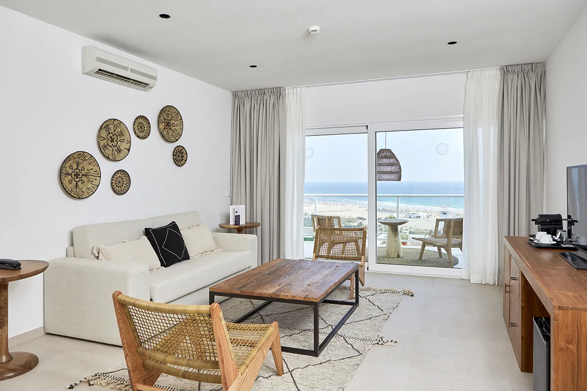 Salon con acceso a la terraza Salón con acceso a la terraza Master Suite Fergus Conil Park