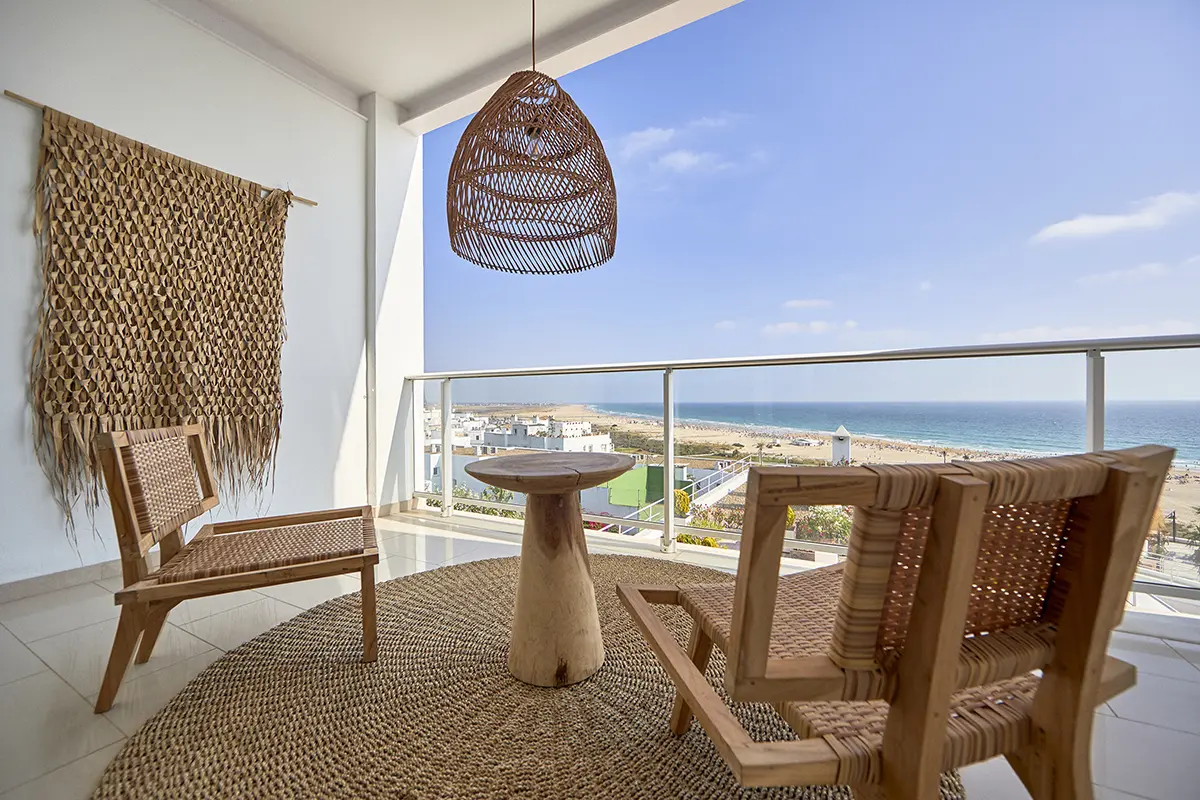 Sillas y mesas de terraza Mobiliario de terraza estilo boho Master Suite Fergus Conil Park