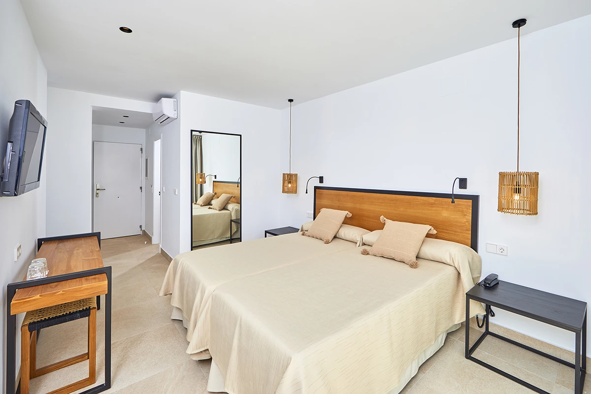 Televisión y escritorio Escritorio y televisión frente a la cama Fergus Conil Park