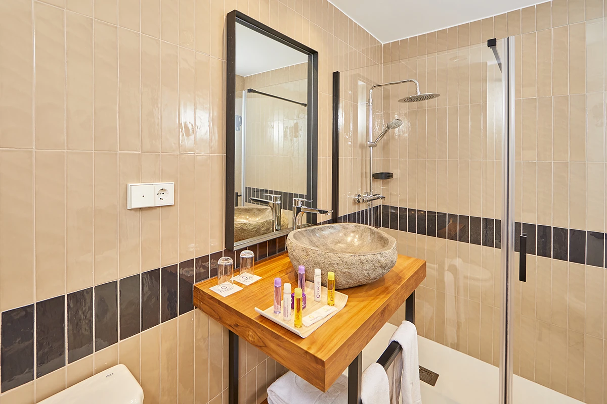 Cuarto de baño moderno con ducha Cuarto de baño moderno funcional y muy estiloso Fergus Conil Park