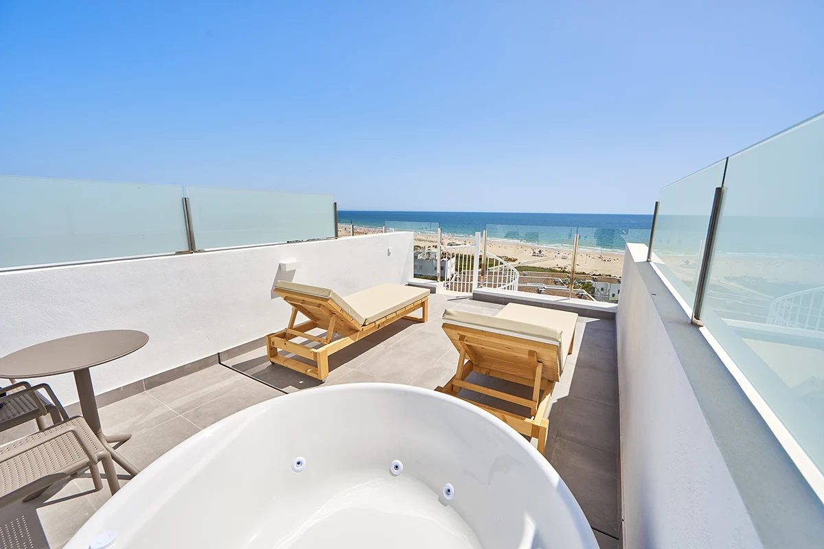 Terraza amueblada y con Jacuzzi Terraza con vista al mar amueblada en la habitación Fergus Conil Park