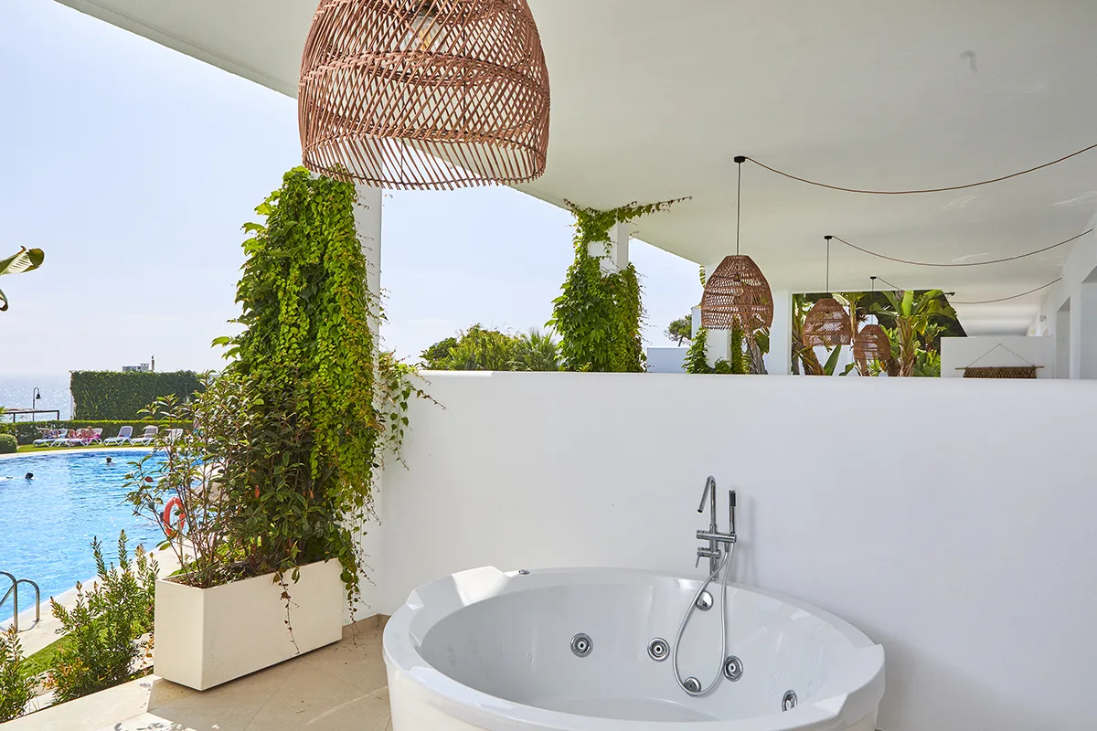 Jacuzzi Terraza con plantas y jacuzzi Fergus Conil Park