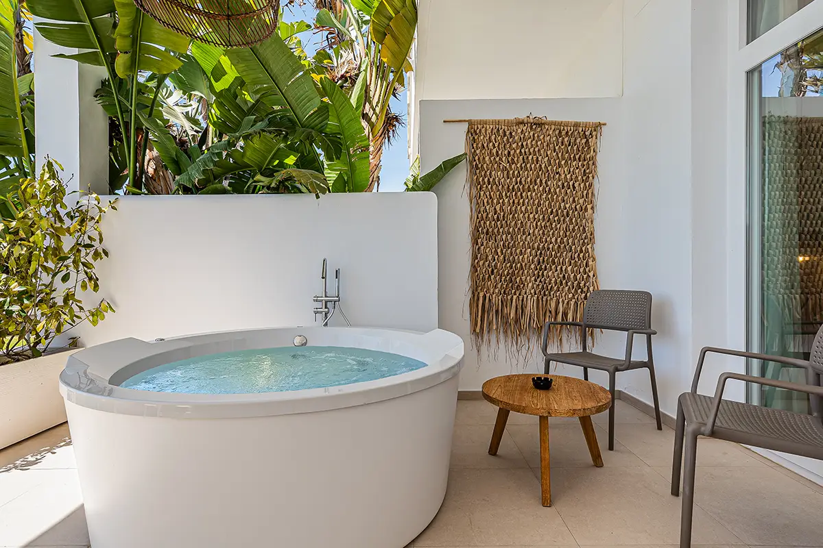 Jacuzzi en la terraza Jacuzzi en agradable terraza con plantas Fergus Conil Park