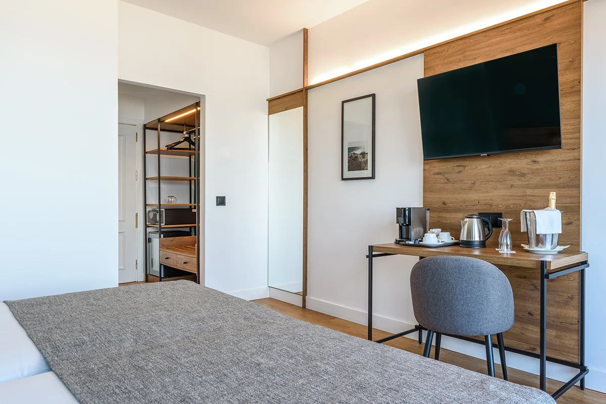 Televisor y escritorio de la habitación MAGNUS Vista Mar Hotel Fergus Puerto de la Cruz