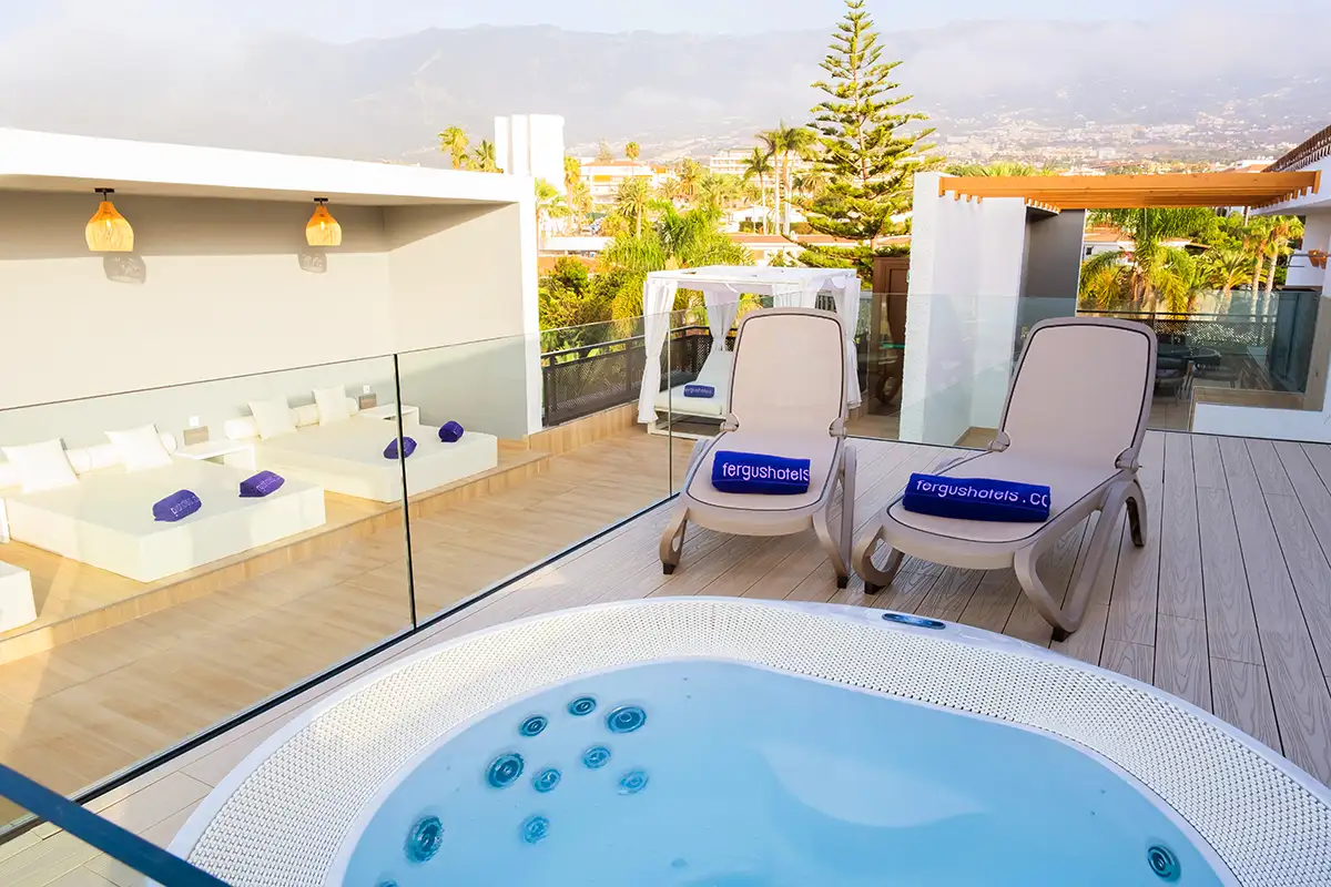 Terrace with jacuzzi in the Magnus rooms at Fergus Puerto de la Cruz