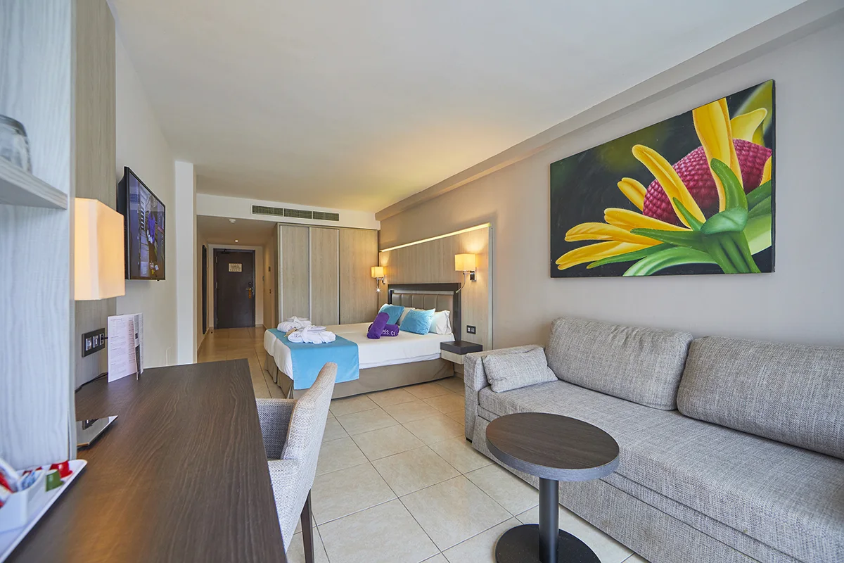 Pequeño salón en la habitación Habitación con zona de estar y escritorio hotel Fergus Style Bahamas