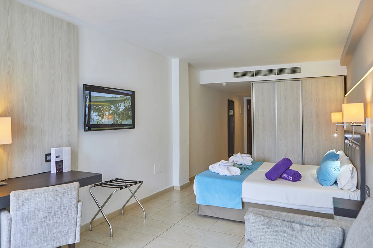 Habitación muy espaciosa Habitación muy amplia con escritorio y telévisión Fergus Style Bahamas