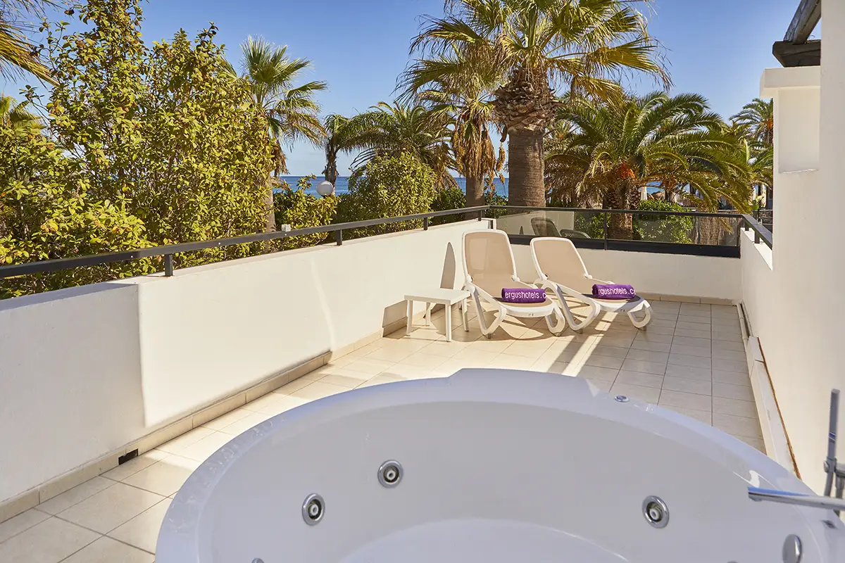 Jacuzzi y vistas al mar Terraza con jacuzzi y vista al mar Fergus Style Bahamas
