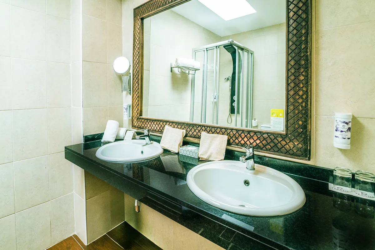 Cuarto de baño equipado Cuarto de baño equipado con 2 lavamanos Fergus Style Bahamas