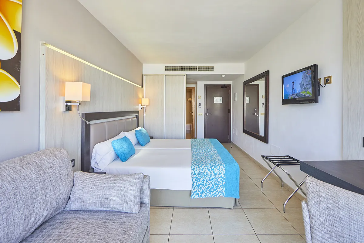 Cama y sofá Vista general de la habitación doble Fergus Style Bahamas