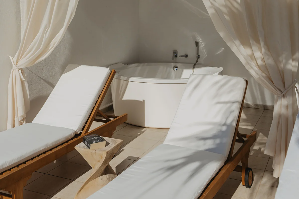 Jacuzzi Jacuzzi y tumbonas en la terraza de la Junior Suite del Fergus Style Bahamas