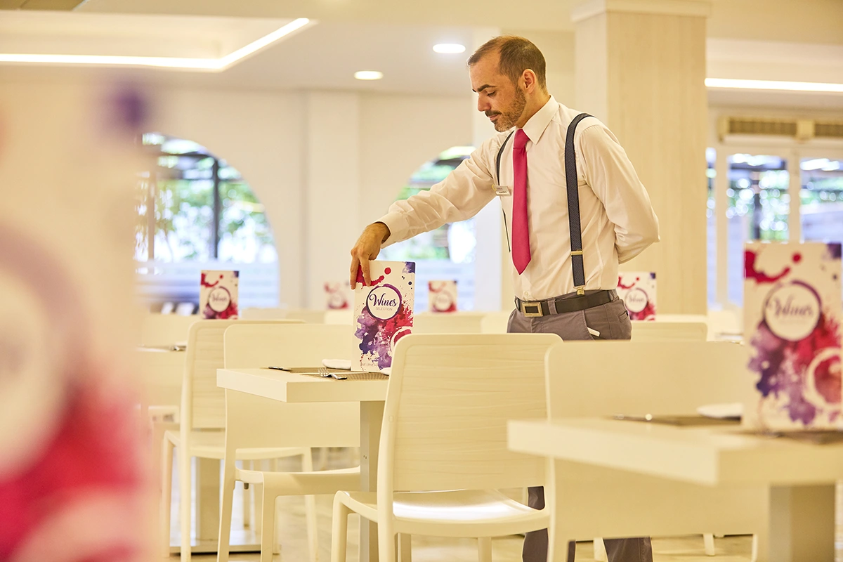 Buffet au restaurant S'Embat Serveur dressant les tables au restaurant S'Embat Fergus Style Bahamas by Fergus Hotels