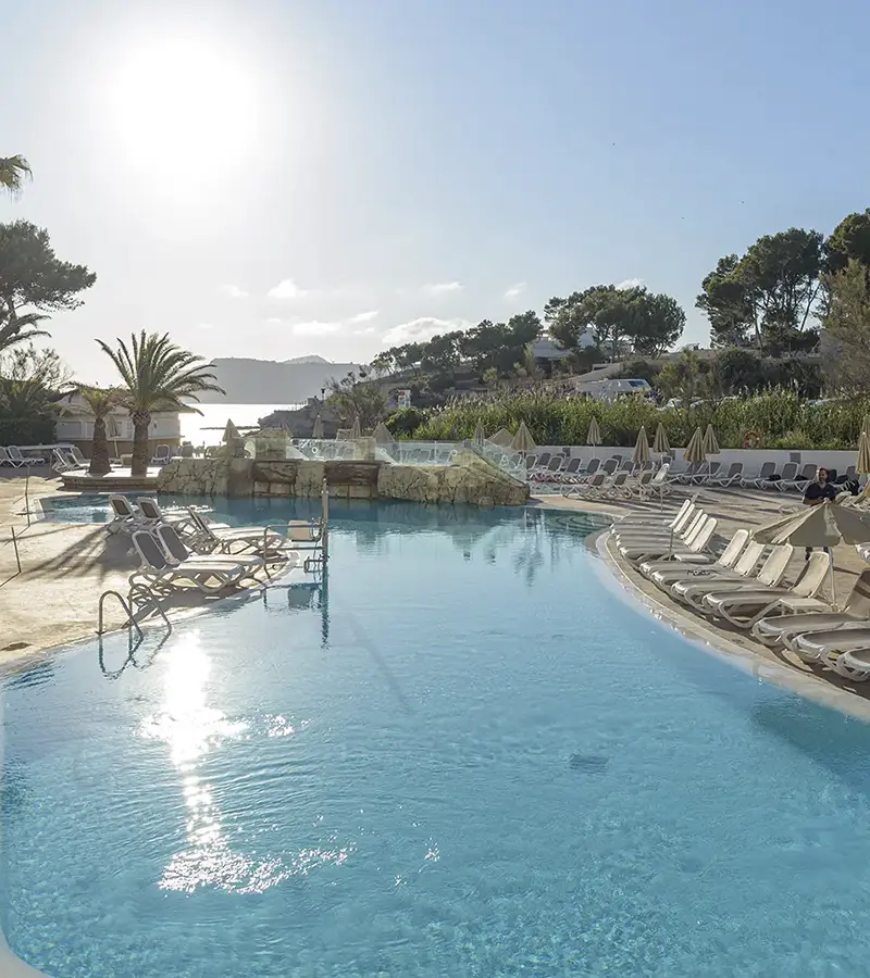 Contacta Fergus Style Cala Blanca Suites