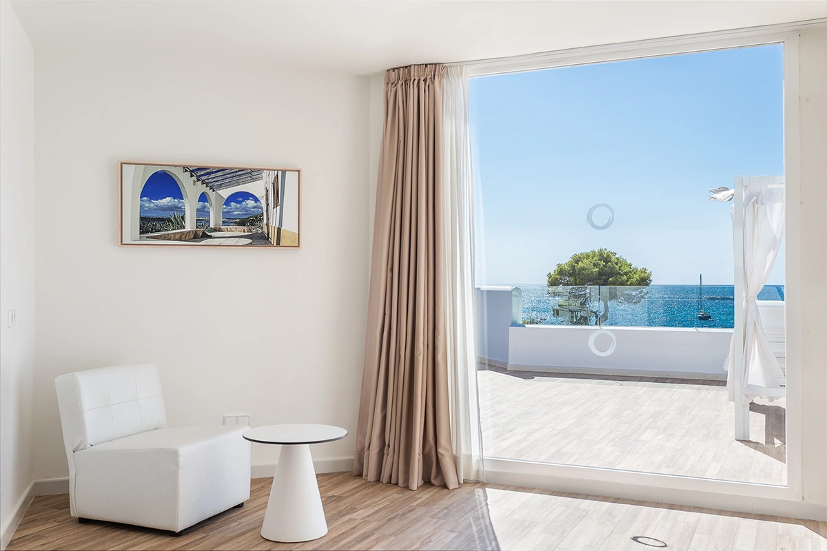 Ventanal Suite Deluxe Fergus Style Cala Blanca Suites