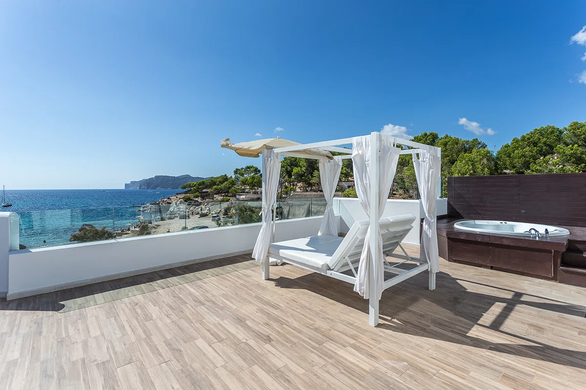 Vistas balcón Suite Deluxe Fergus Style Cala Blanca Suites